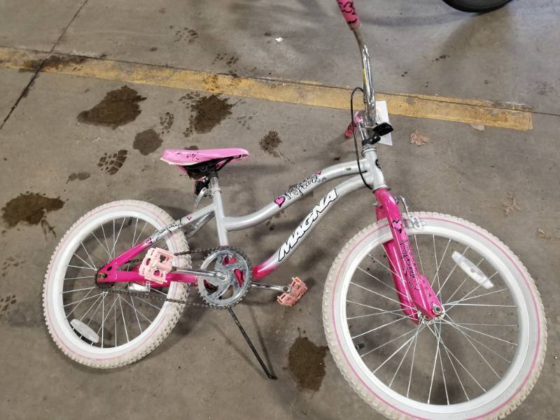 lot 432 image: magna, Pink and Silver Magna Princess Pearl bike, single speed. , 15  Inch Rim Diameter