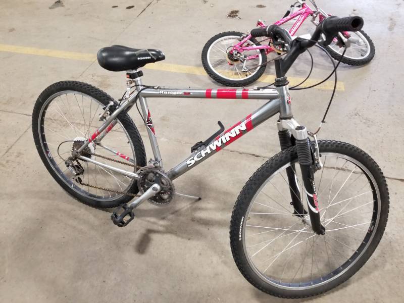 lot 430 image: SCHWIN, SILVER AND RED SCHWIN 10 SPEED BIKE SN CSSC3B06535, 21  Inch Rim Diameter