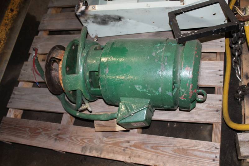 lot 7 image: Master Electric co. Vertical Non-Clog Sewage Pump