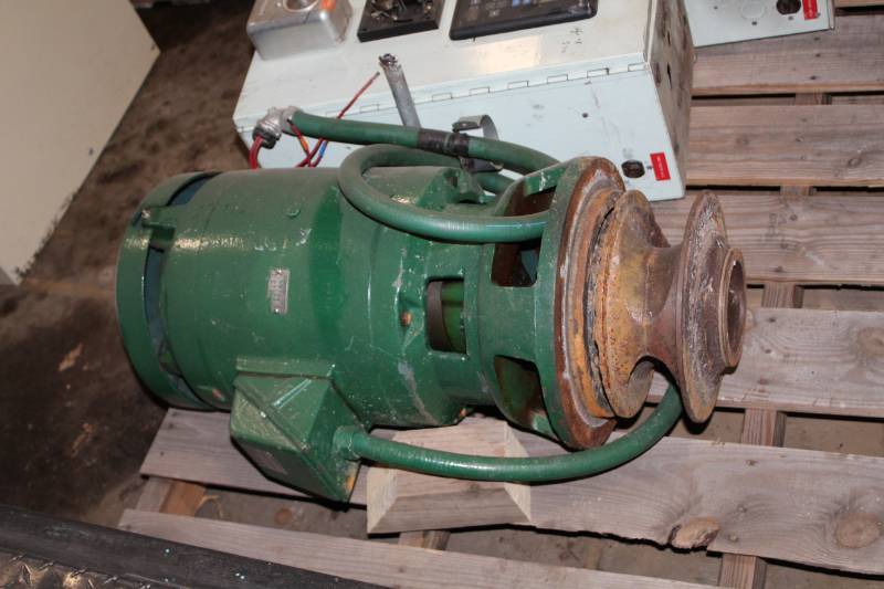 lot 8 image: Master Electric co. Vertical Non-Clog Sewage Pump