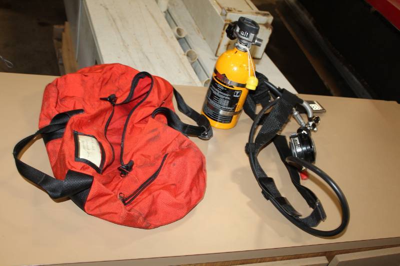lot 16 image: Scott Ska-Pak  SAR Escape Packs with E-Z Flo Regulator, Harness and 5 Minute Air Tank with Carry Case