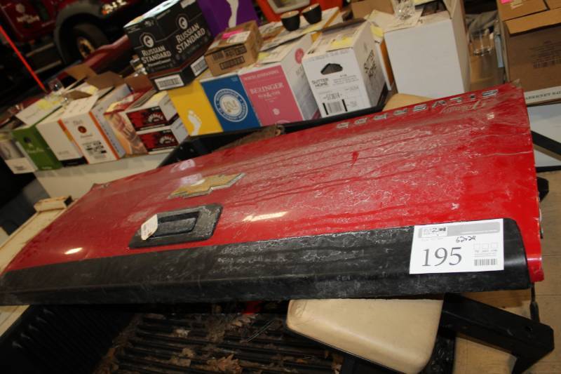 lot 195 image: Chevrolet Silverado Truck Tailgate