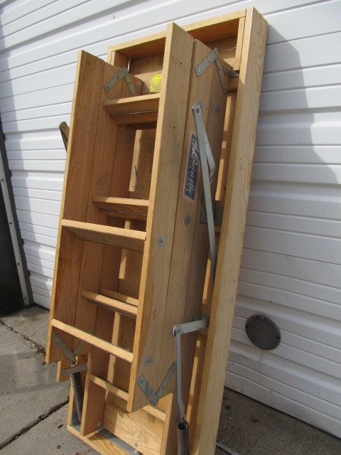LOUISVILLE Collapsible Ladder w Platform- 10 Feet Tall