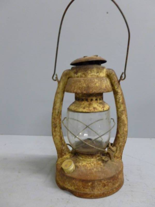 lot 2 image: Vintage Barn Lantern