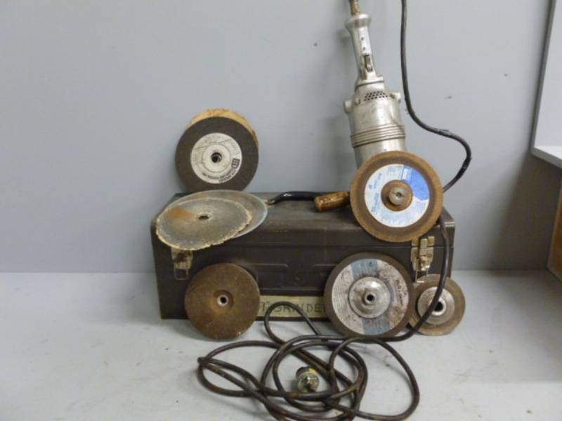 lot 13 image: Milwaukee Grinder  Sander