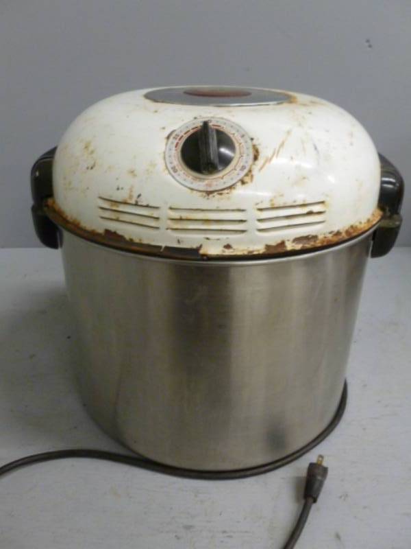lot 26 image: Vintage Wash Machine