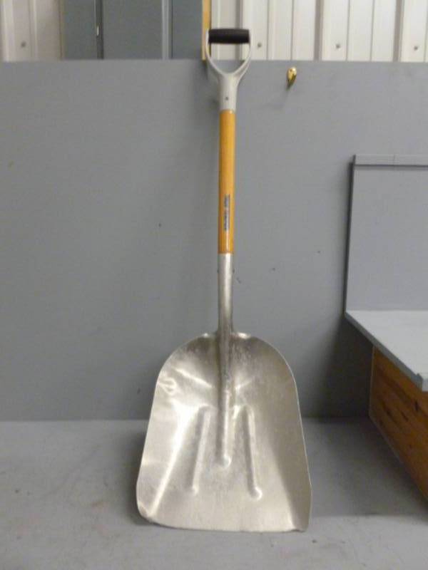 lot 29 image: Aluminum Scoop Shovel