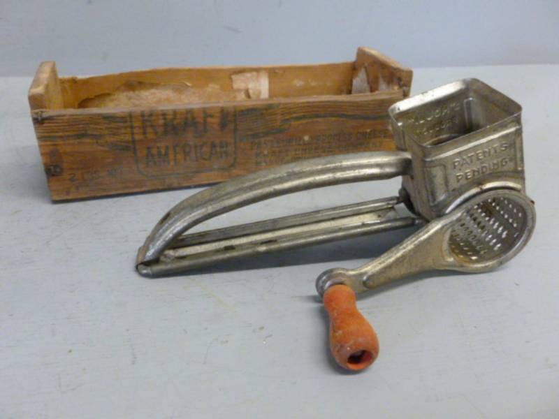 lot 96 image: Vintage Cheese Box