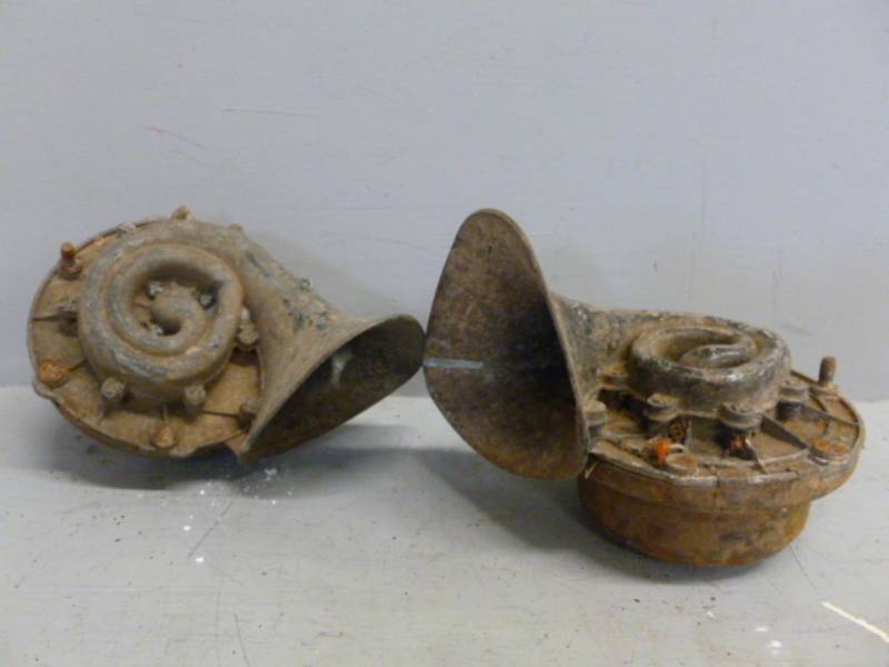 lot 136 image: Vintage Car Horns