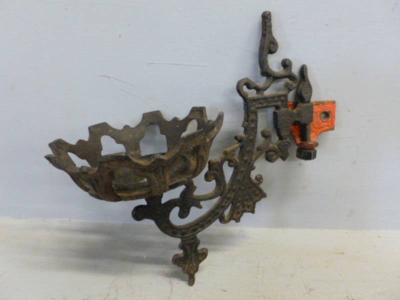 lot 149 image: Cast Iron Bracket