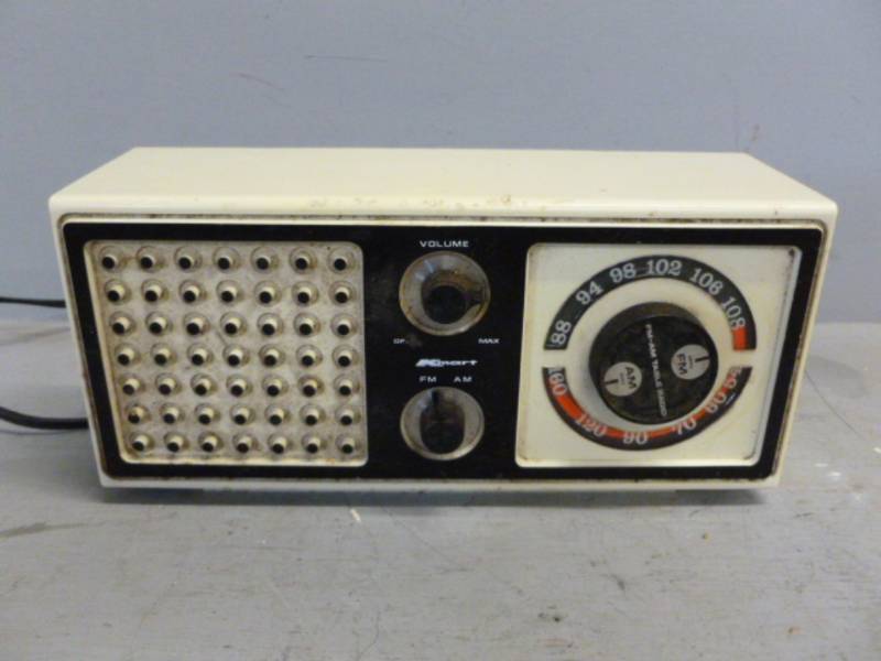 lot 164 image: Vintage Radio