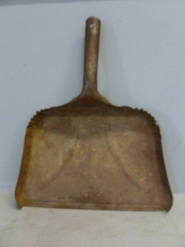 lot 167 image: Vintage Dustpan