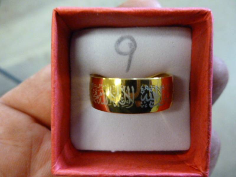 lot 202 image: Mens Ring