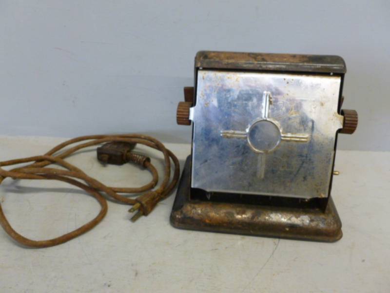 lot 223 image: Vintage Toaster