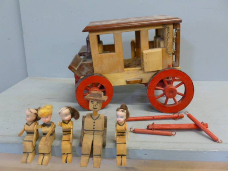 lot 225 image: Custom Made Wooden Mantle Decoration