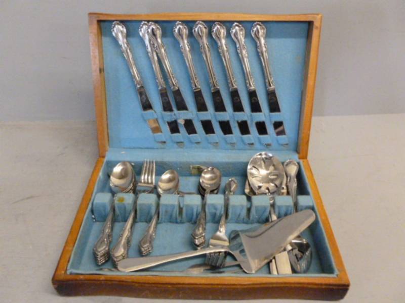 lot 226 image: Flatware Set
