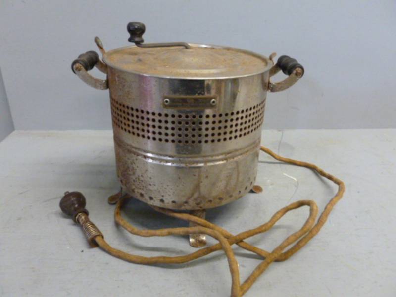 lot 231 image: Vintage Popcorn Popper