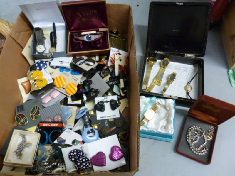 lot 240 image: Jewelry