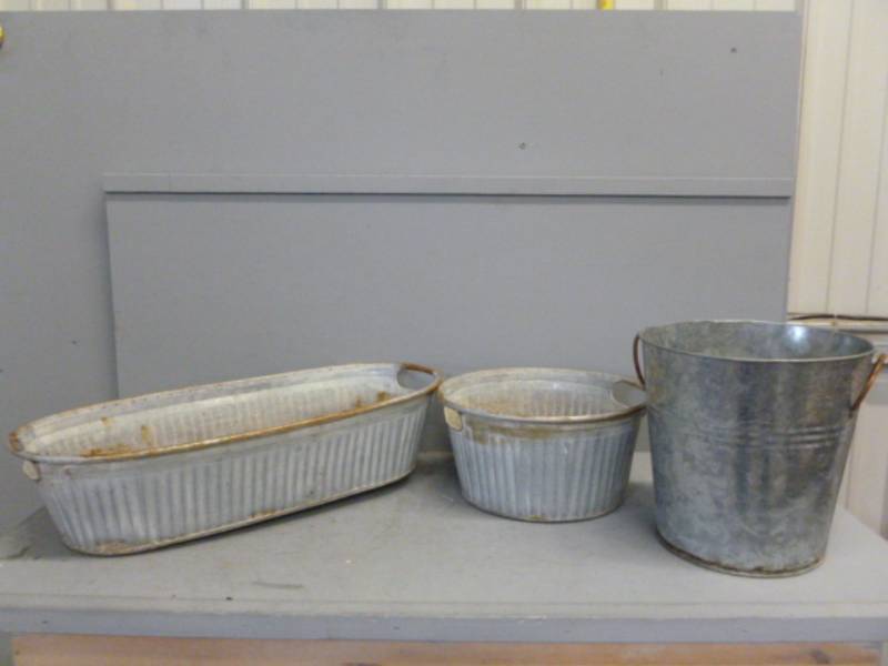 lot 251 image: Galvanized Steel Beverage Tubs