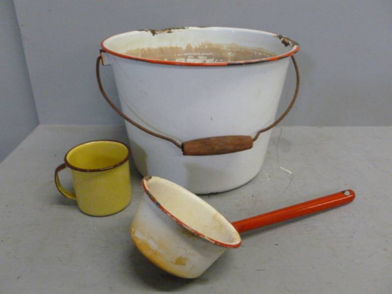 lot 258 image: Vintage Enamelware
