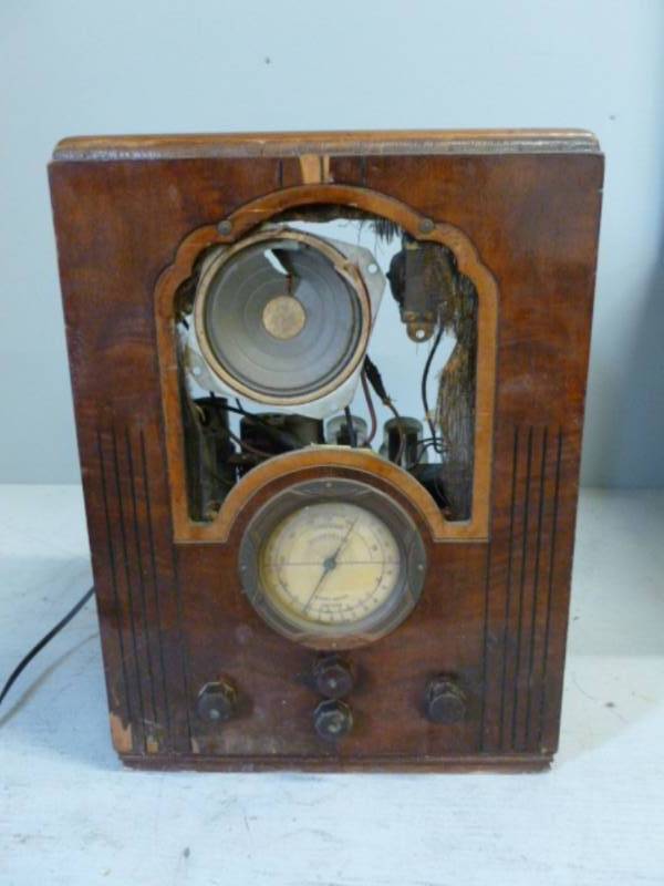 lot 261 image: Vintage Radio