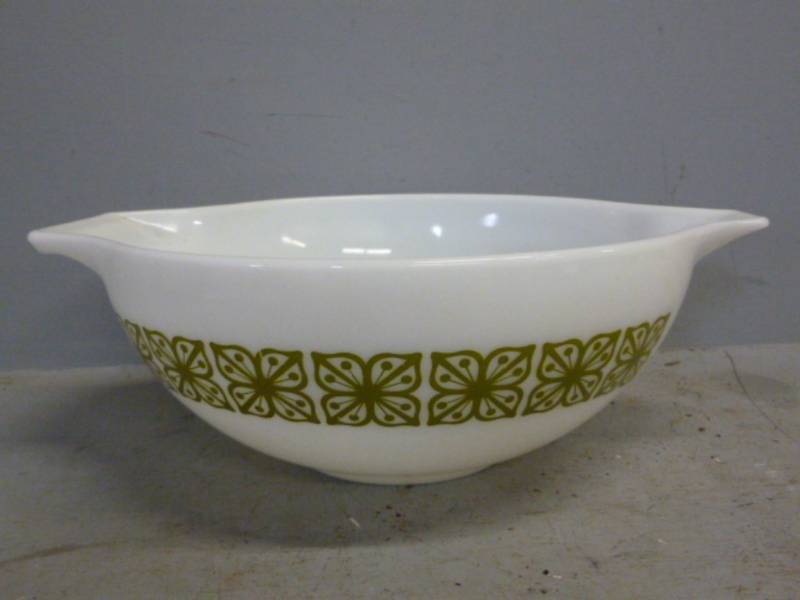 lot 277 image: Vintage Pyrex