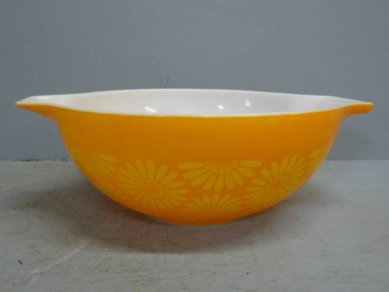 lot 278 image: Vintage Pyrex Bowl