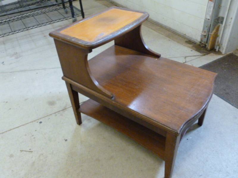 lot 319 image: Vintage End Table