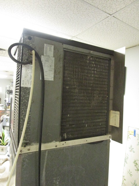 COMMERCIAL ICE MAKER