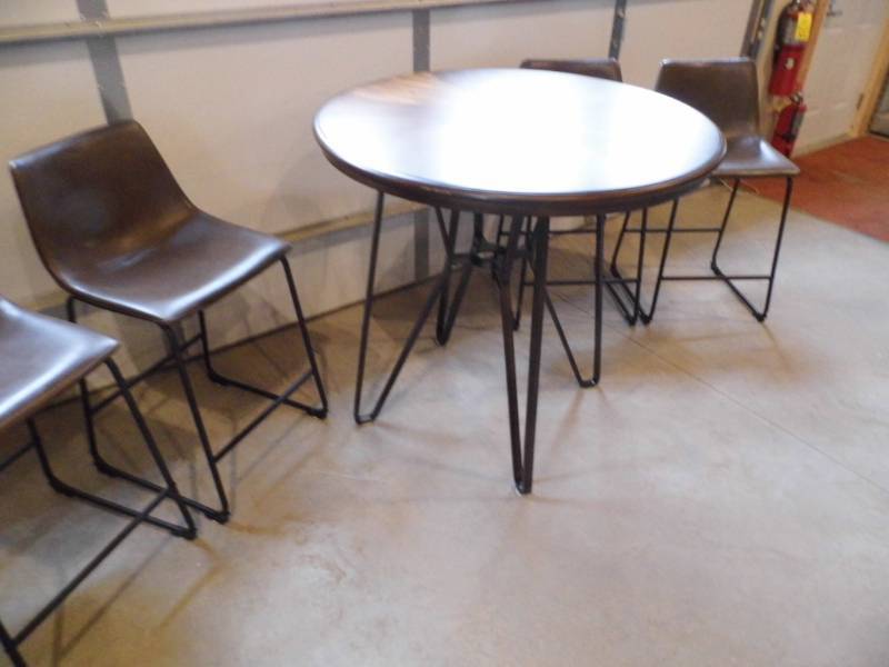 Table w 4 Chairs