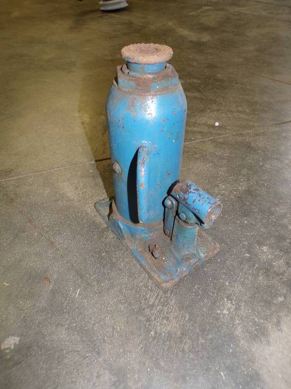 lot 68 image: Bottle Jack
