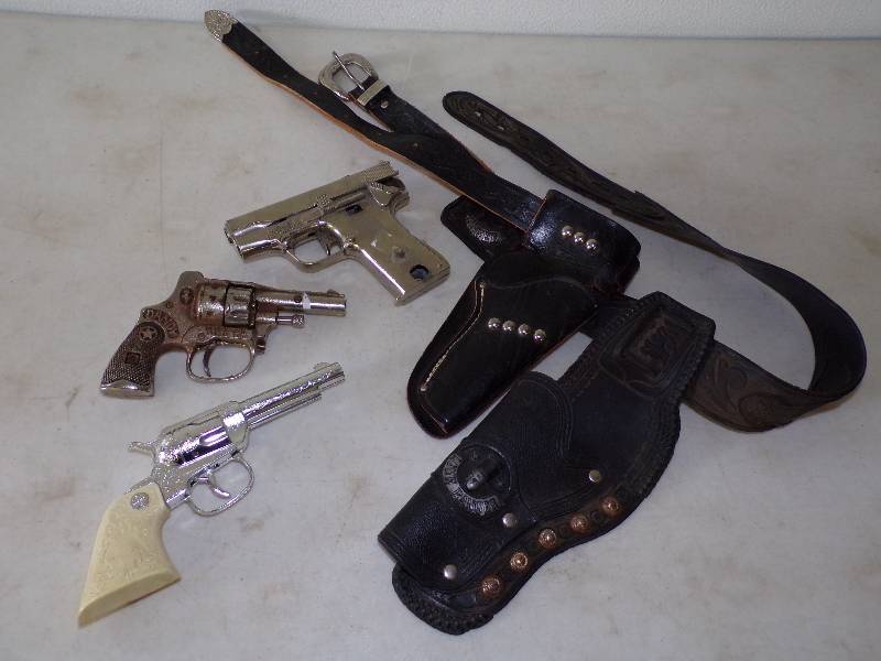 lot 19 image: Vintage Toy Cap Guns and Holsters