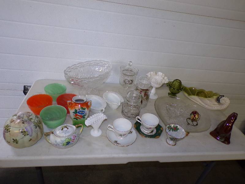 lot 25 image: Nice Collection of Vintage Glass Ware Tea Cups and Vases