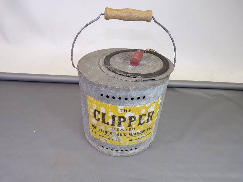 lot 26 image: Vintage Clipper Bait Pail