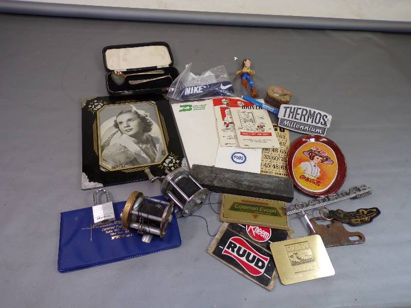lot 72 image: Vintage Group of Small Collectables