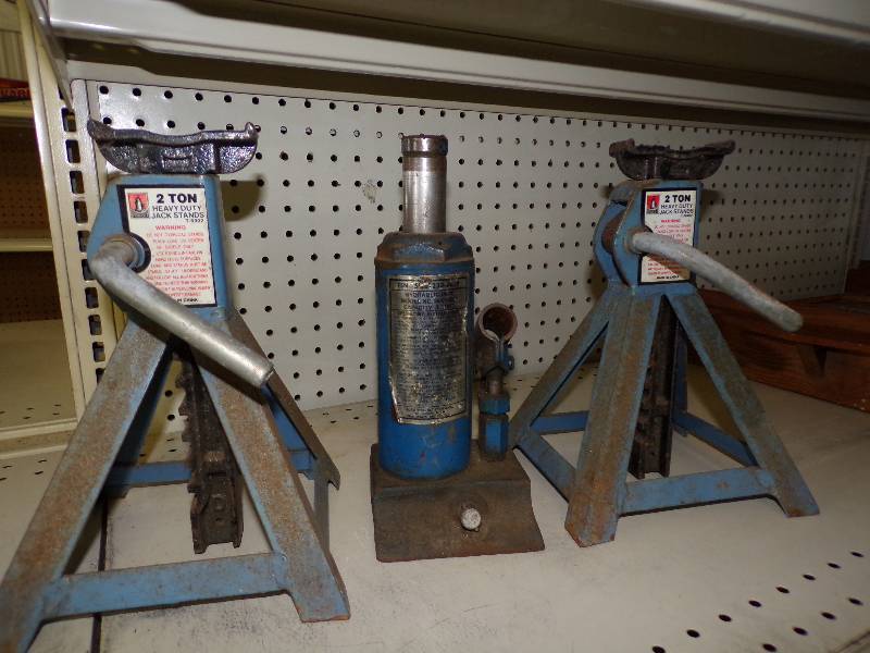 lot 92 image: Bottle Jack and 2 Stands