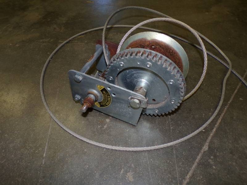 lot 112 image: 1500 Pound Winch