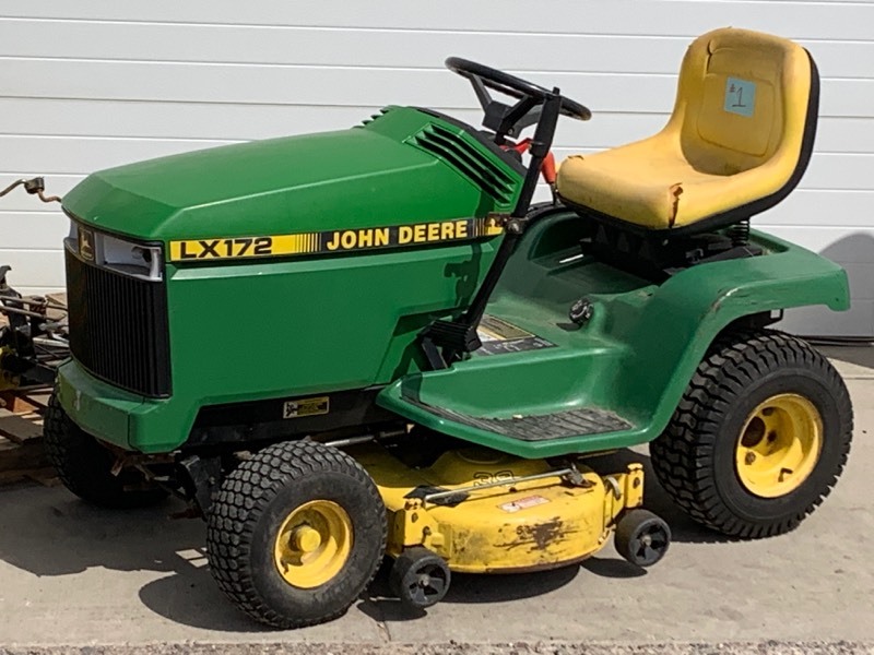lot 1 image: John Deere LX172 Lawn Tractor With Snow Blower