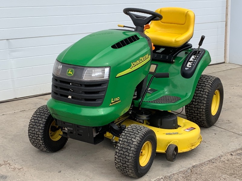 lot 4 image: John Deere L110-Automatic Lawn Tractor