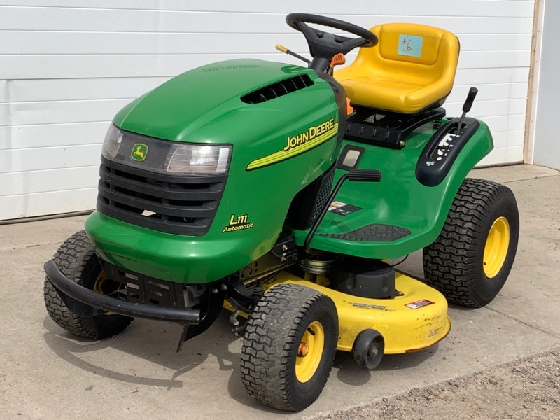 lot 6 image: John Deere L111-Automatic Lawn Tractor