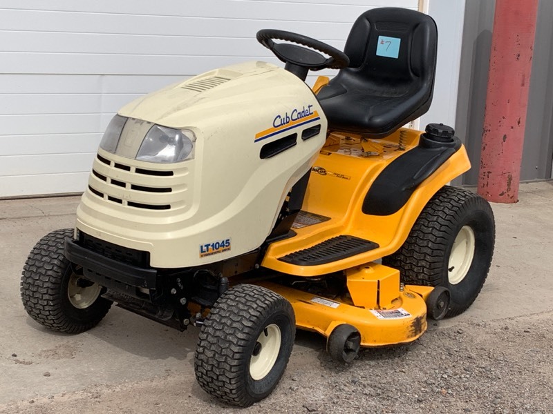 lot 7 image: Cub Cadet LT-1045 Lawn Tractor
