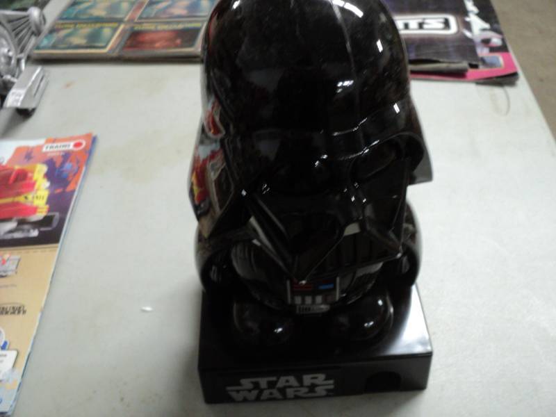 lot 15 image: Star Wars Galerie 2011 head moves...