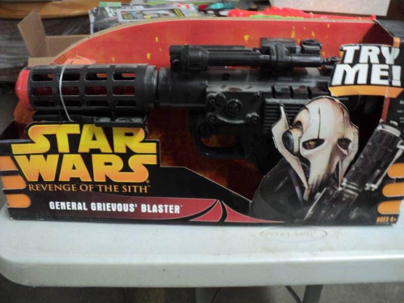 lot 19 image: Star Wars Erasers new in package.  ...