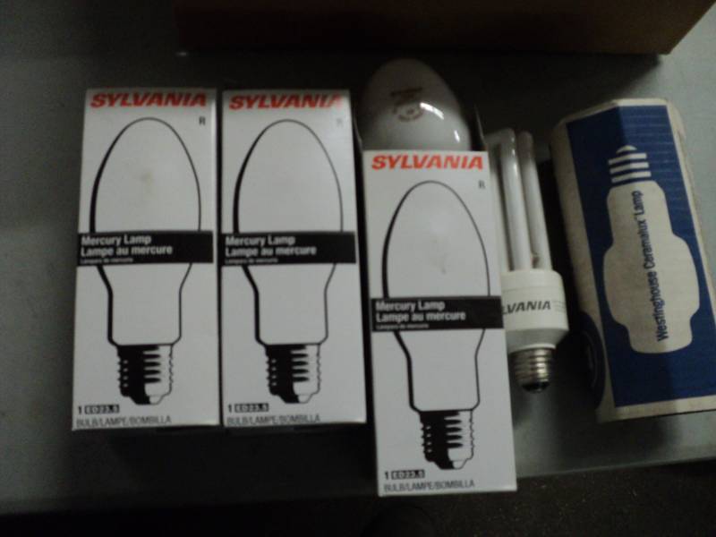 lot 79 image: 5 Sylvania Light Bulbs 3 -100 W, 1 ...