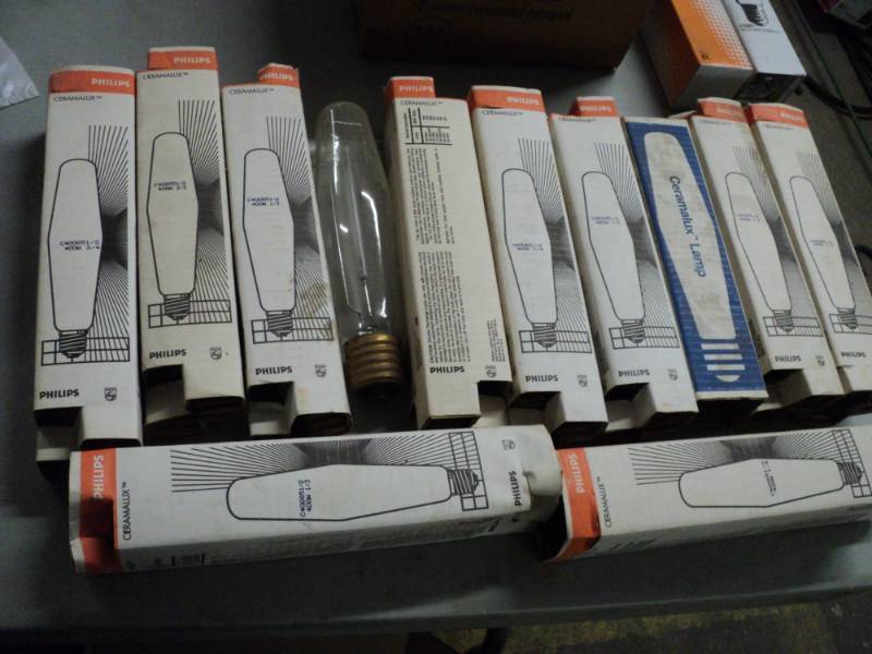 lot 88 image: 12 Philips Ceramalux Light Bulbs...