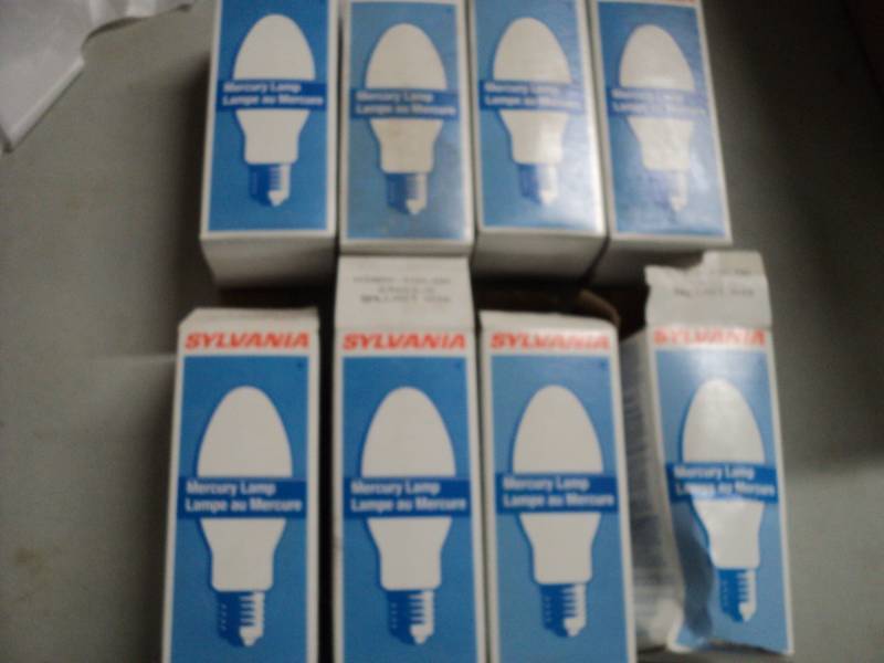 lot 103 image: 8 Sylvania Mercury Lamp Light Bulb...