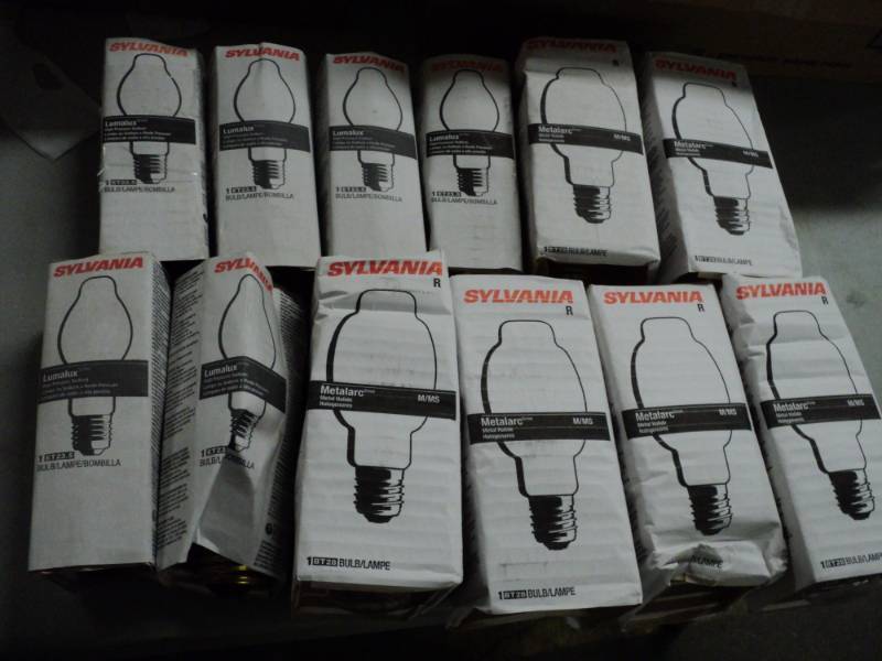 lot 106 image: 6 Sylvania Metalarc Light Bulbs and...