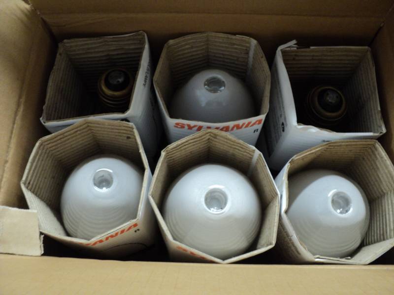 lot 123 image: 6 Sylvania Mercury Lamp Bulbs...
