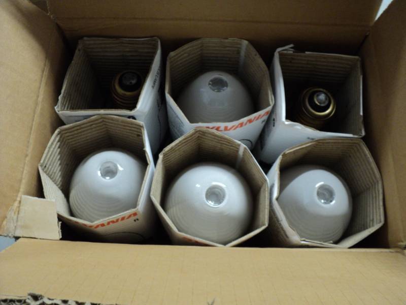 lot 124 image: 6 Sylvania Mercury Lamp Bulbs...