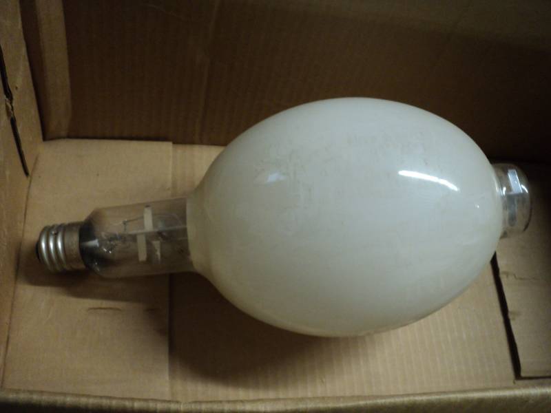lot 130 image: 3 Sylvania Mercury Lamps...
